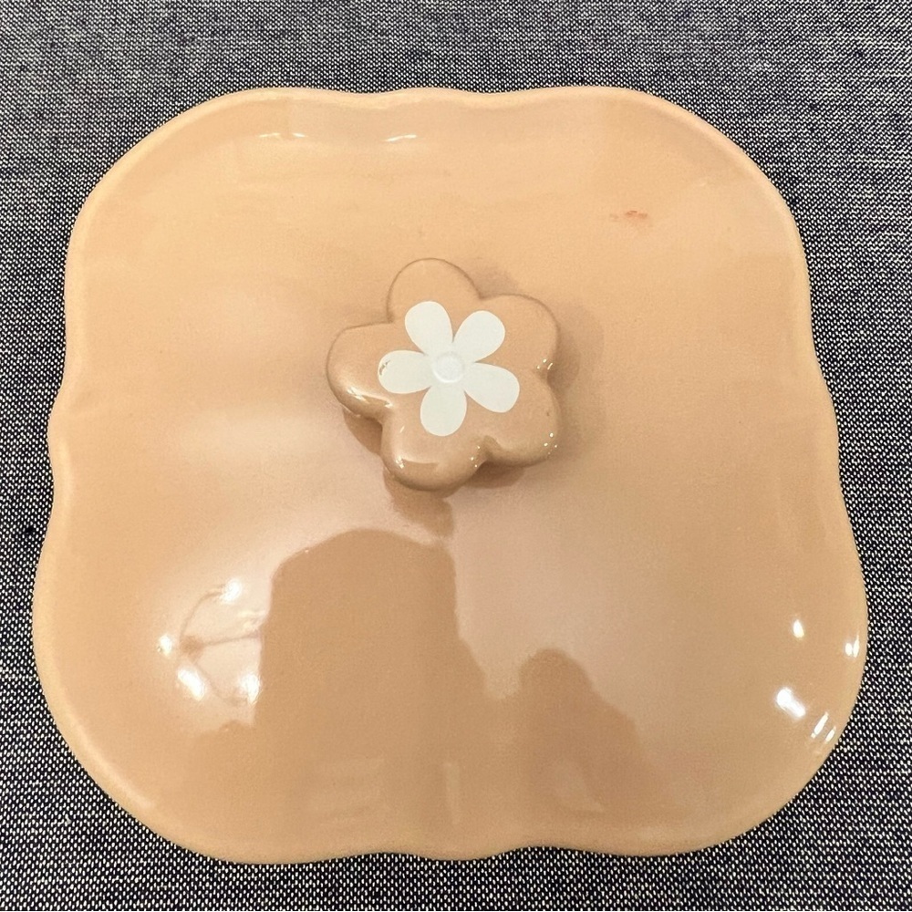 One Beige covered 16 Oz Figural Bowls Temp-tations Field of Flowers - Picture 2 of 7
